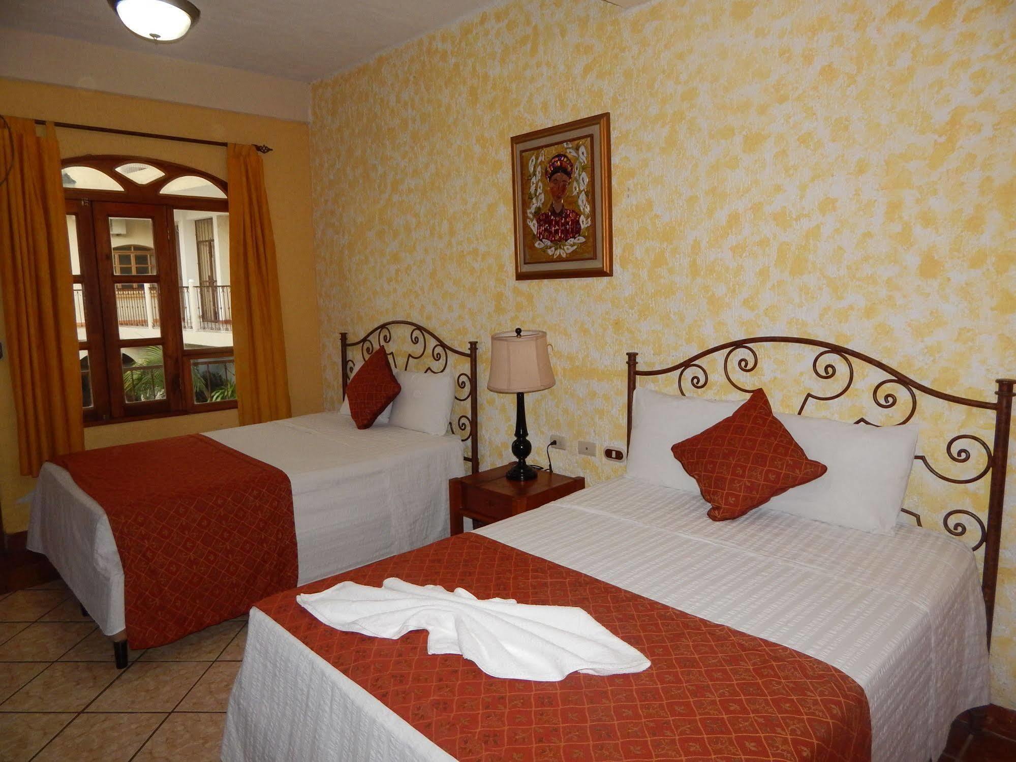 Hotel Quinta Maya Flores Exterior photo